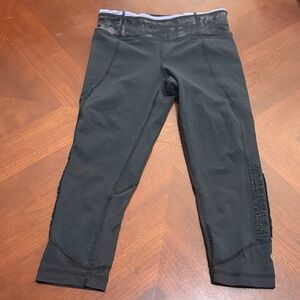 lululemon athletica purple black Capri Leggings workout pockets